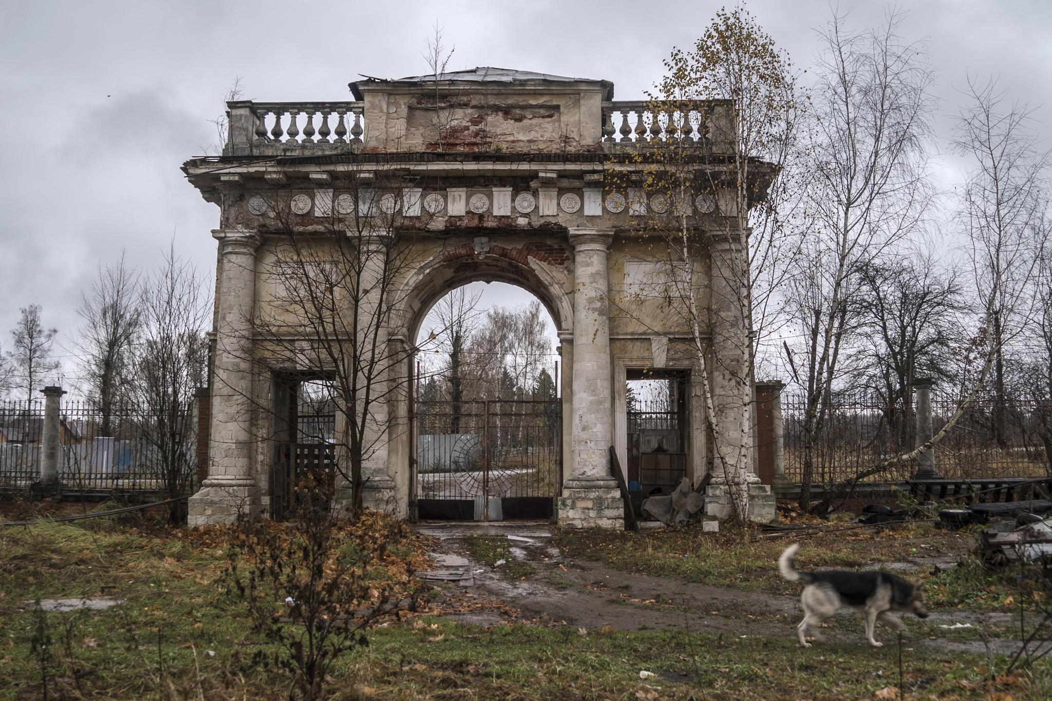 这里有数千栋豪华城堡被废弃,如同"鬼城"无人问津