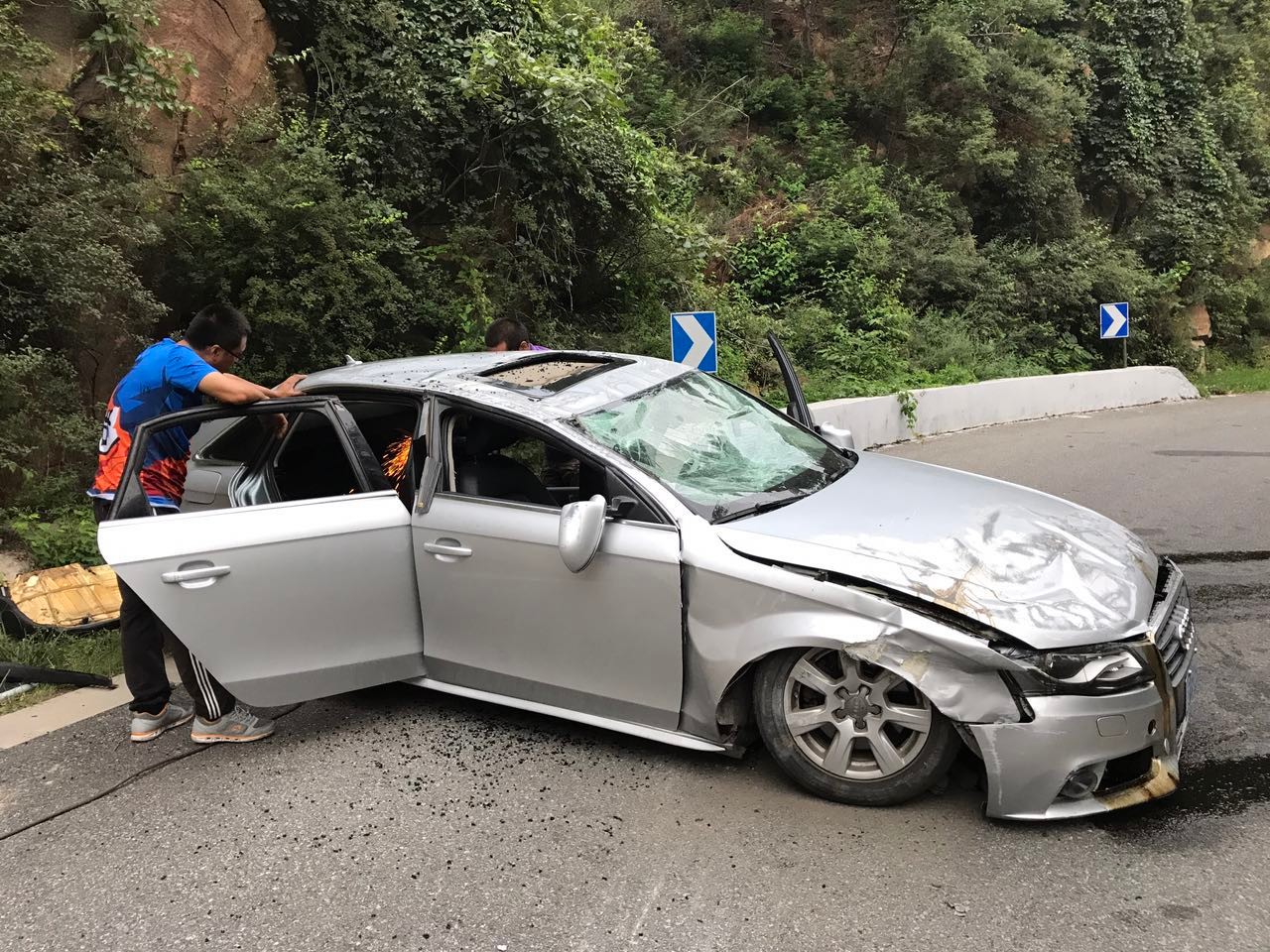 剧组用奥迪直接玩翻车-新浪汽车