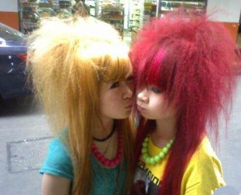 还有多少男生记得曾经的杀马特女生,24岁的她们如今嫁人了吗