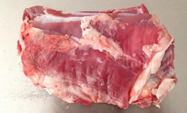 羊颈肉在腿前端与腰窝肉相近处,有一块凹形的肉,纤维细紧,肉外有三层