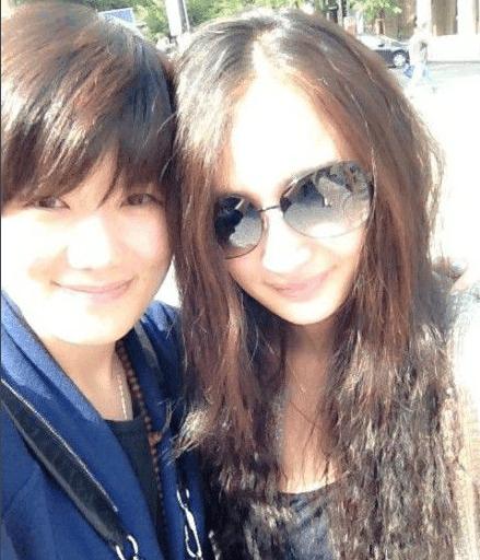 赵若尧与杨幂从出道就再一起,前前后后陪伴12年,所以我们经常看到杨幂