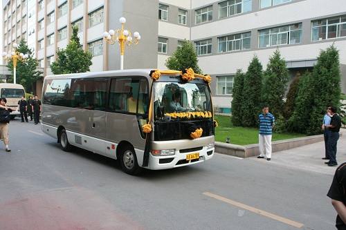 在街上遇到丧葬车时要这样做,对自己比较好