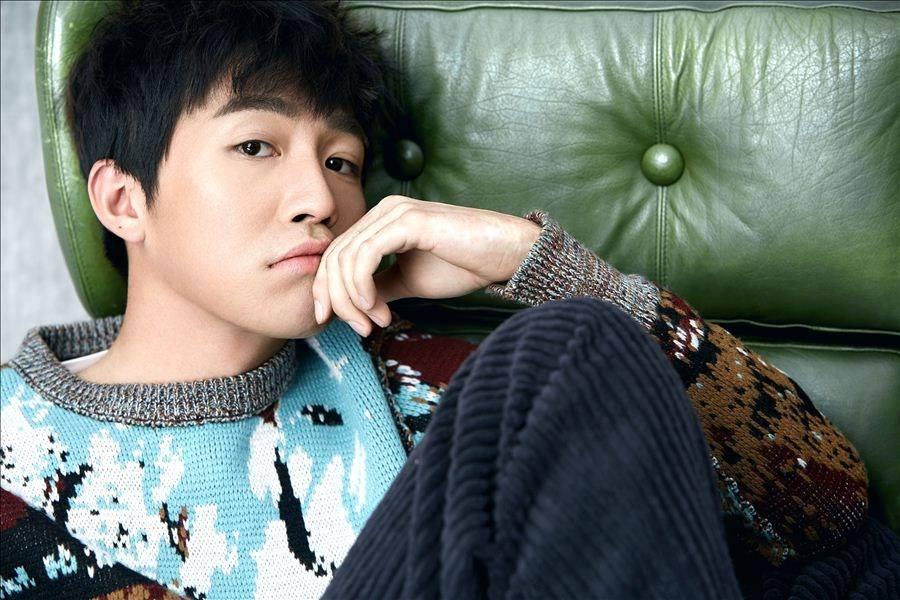 他因为严重烧伤而"毁容", 复出后有才华有毅力, 如今再圈粉