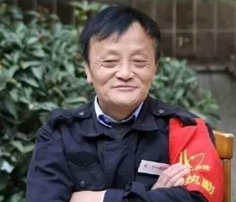 成都一名58岁的保安因像似马云而走红.这名保安名叫柯全寿,今年58岁.