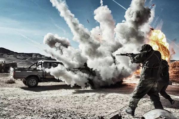 他们穿过枪林弹雨,用钢铁身躯诠释了当代军人的铁血信仰