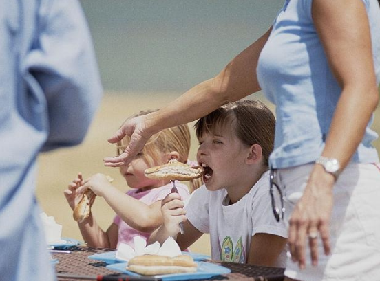 有的宝宝在吃饭时喜欢说笑和互相打闹.