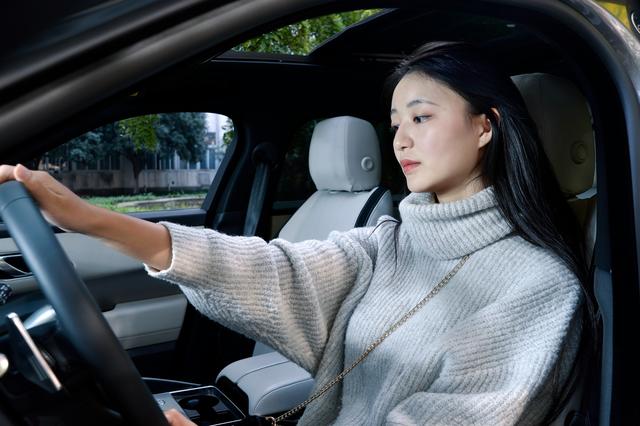 女司机看了揽胜星脉这样评价路虎还是男人的专属吗