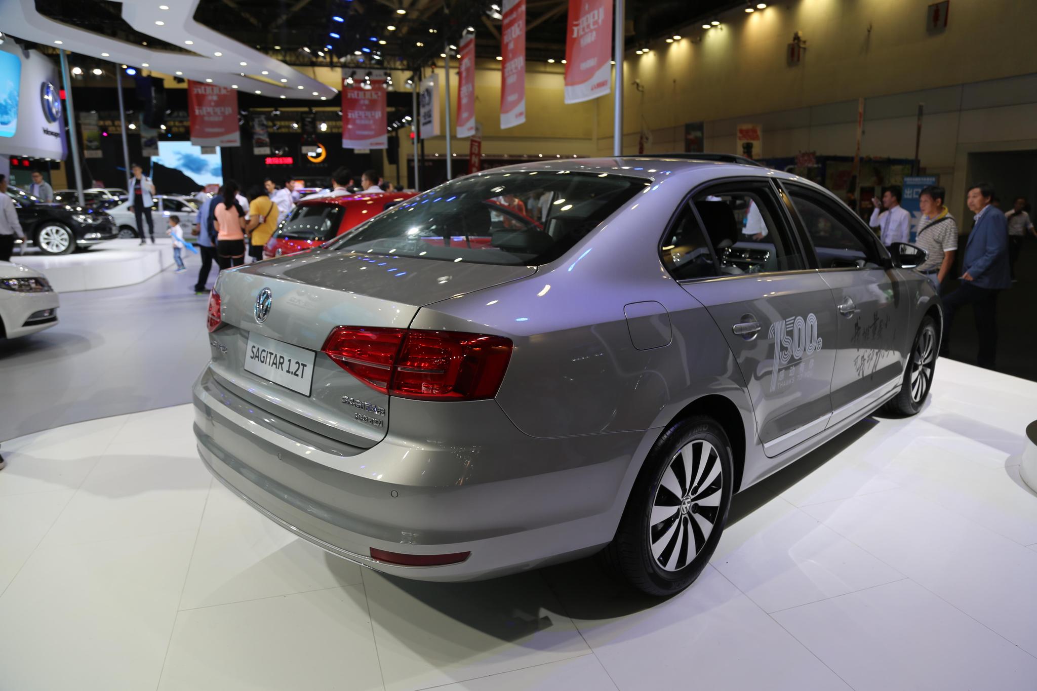 一汽大众速腾1.2t臻享版,售15.38万三厢车,车展实拍!