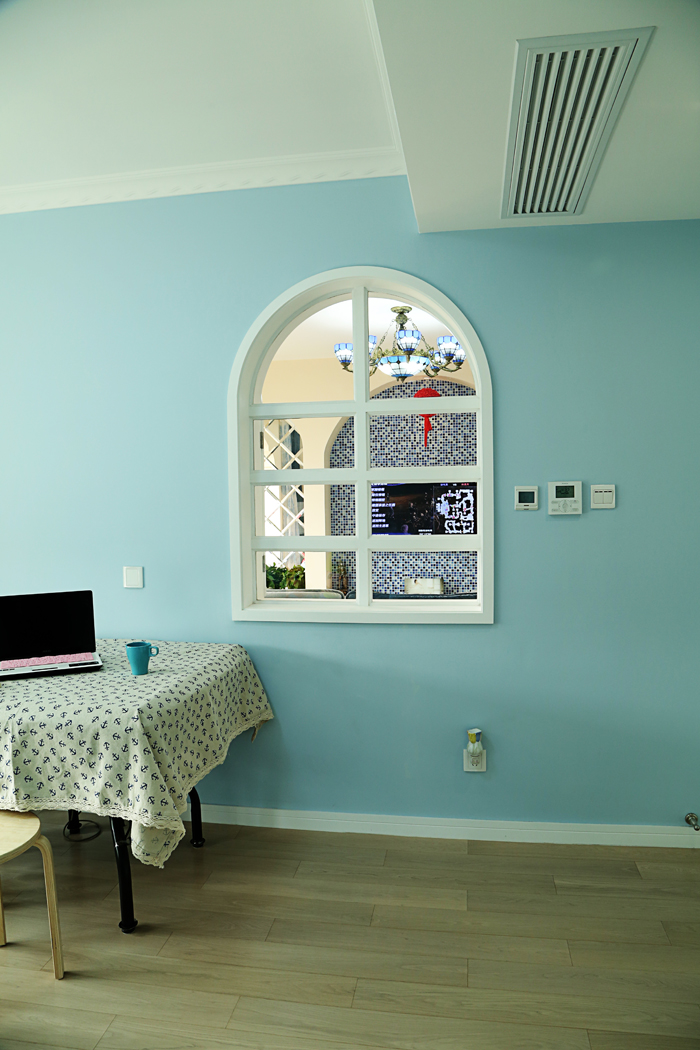 墙上开窗,沟通活动室与客厅,省却了好多绕来绕去的麻烦.