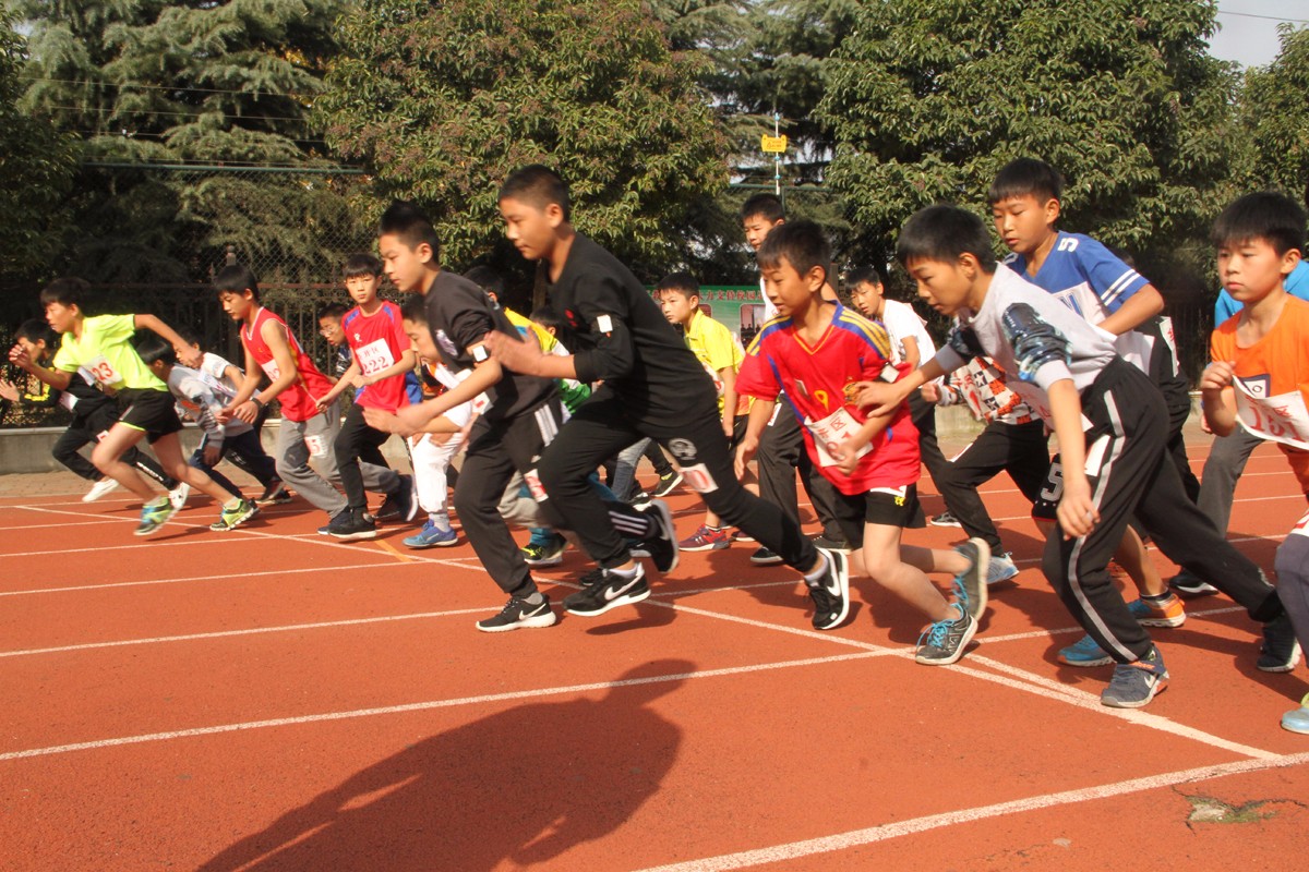 郑州经开区教文体局举行2017年中小学生冬季长跑运动会