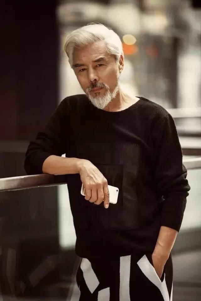 中国最潮"白毛大爷",不温不火的他靠健身逆袭