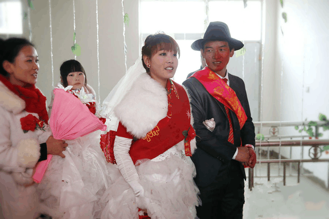 90后农村小伙长相怪异积极面对生活打工8年盖楼房娶娇妻