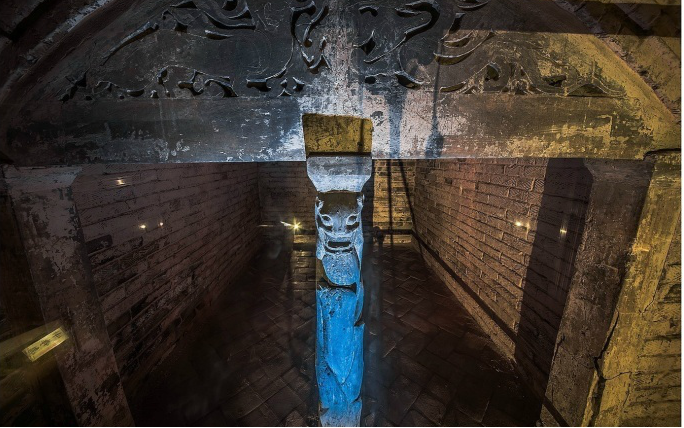 朱漆大门,一个头戴白色发冠的年轻女子,从门缝中探出半个身子羞涩张望