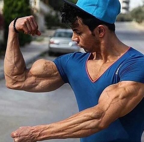 动作一:哑铃弯举