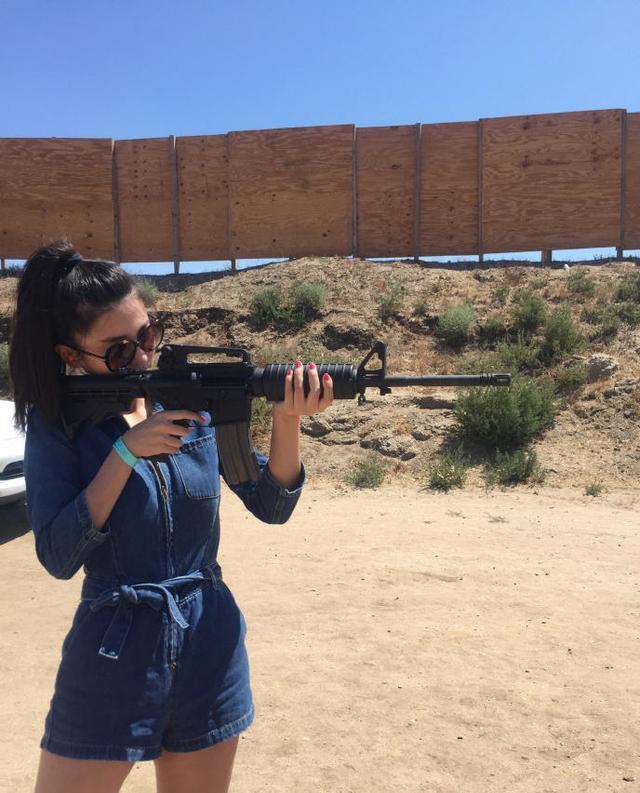 曾甩"王思聪", 刘晓宇女友深v诱人, 这拔枪的姿势太撩人