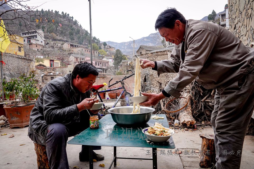 河北涉县:小山村这家小饭店,10元管吃饱顾客盈门!_新浪看点