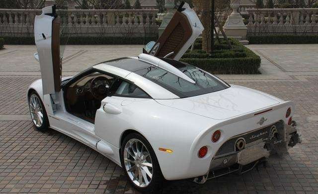 54岁李连杰摘下帽子似老头,家中豪车早已蒙灰,但妻子风韵犹存!