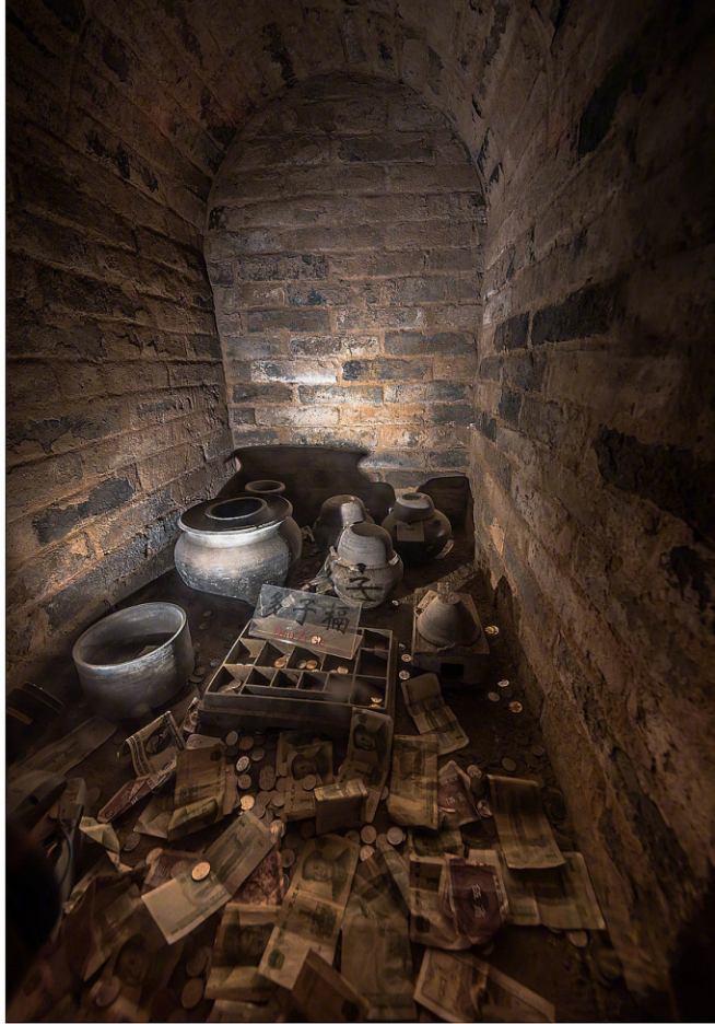 朱漆大门,一个头戴白色发冠的年轻女子,从门缝中探出半个身子羞涩张望