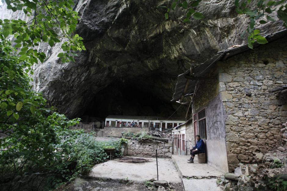虽然现在洞外已经发生了翻天覆地的改变,但洞里的村民还保持着解放前