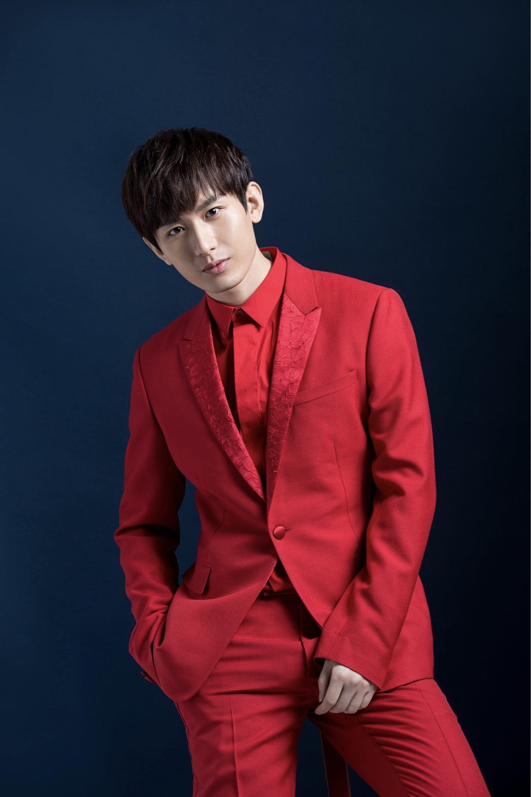 成毅置身于深蓝背景之中,时而侧目表情严峻,时而眼神迷离注视镜头