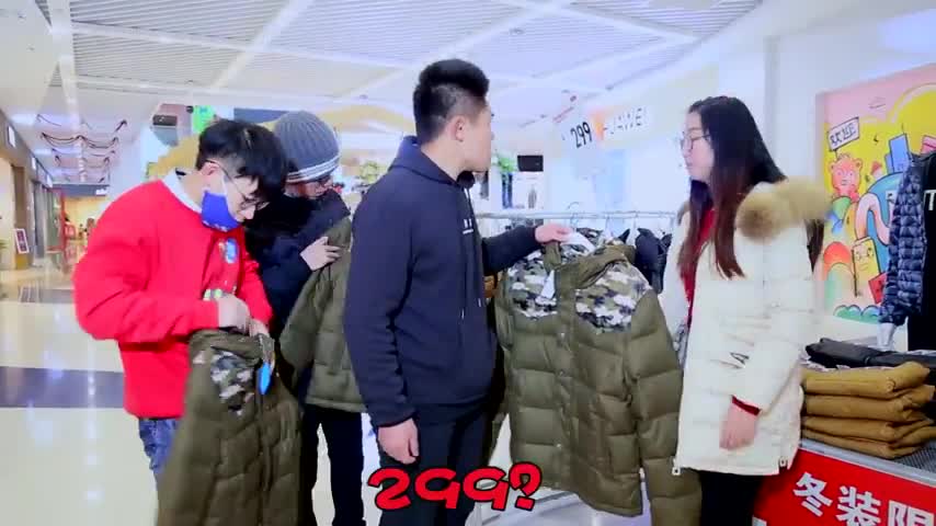 顾客买衣服要求便宜点,被老板娘一巴掌放倒!