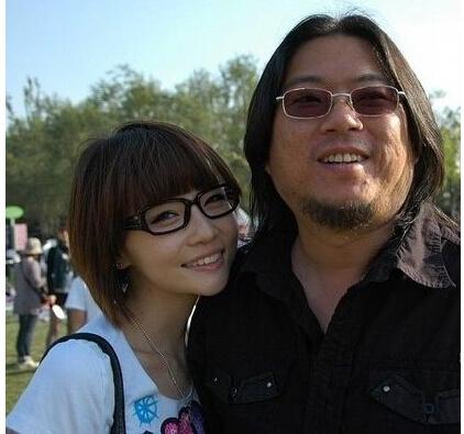 出身优渥却家境贫寒,曾拿烟头烫手腕求婚,这里有不一样的高晓松