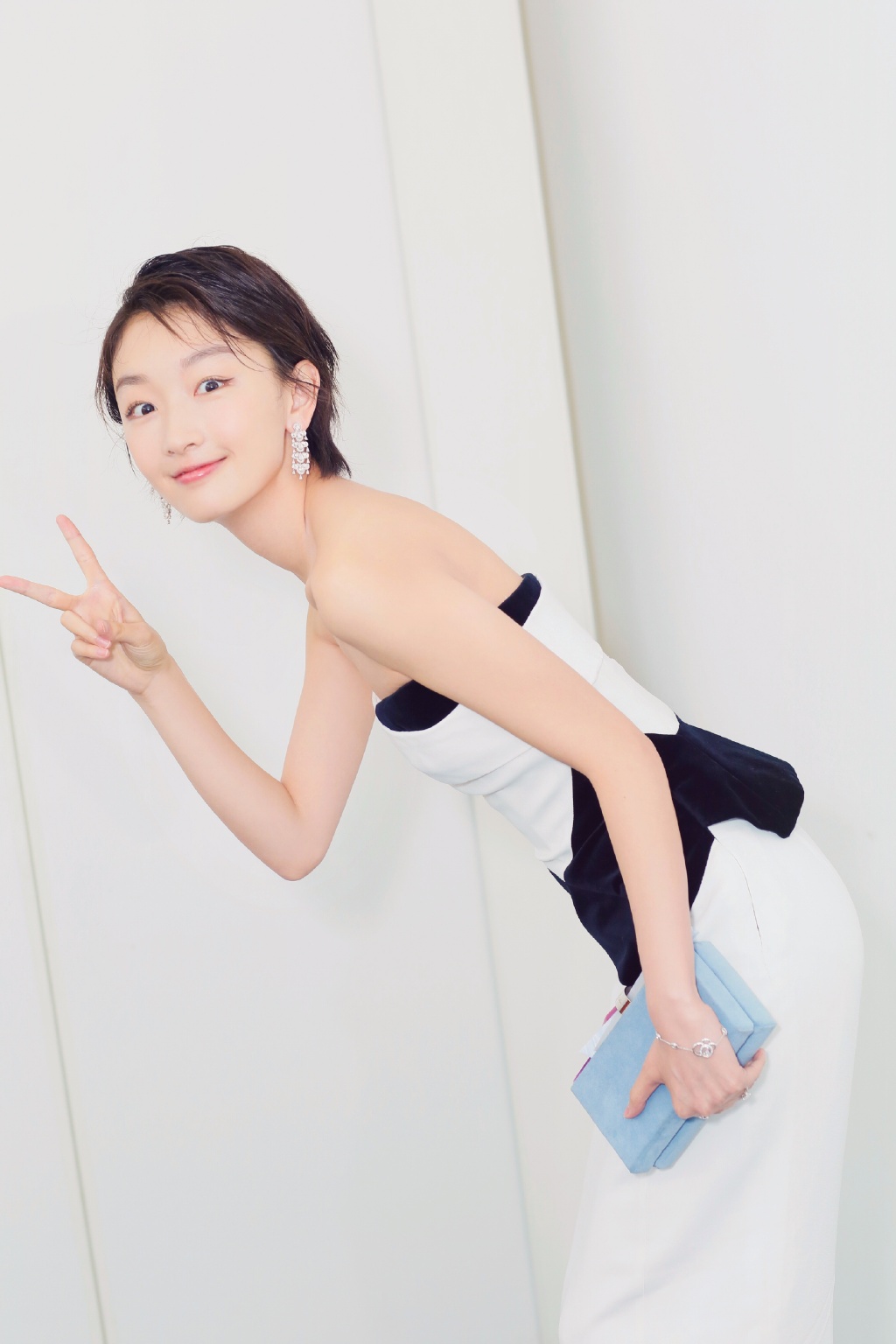 周冬雨穿衣很大胆,抹胸拼色裙装特别显得身材娇小!