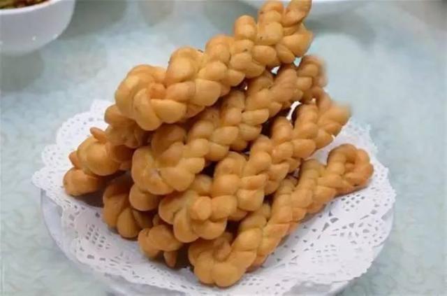 蟹壳黄是传统风味小吃,俗称小麻糕,常与大麻糕相配作礼品用.