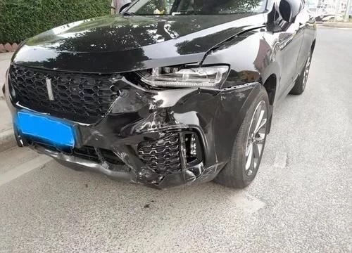 长城魏派vv7撞上抢道奥迪a4,前脸毁了,奥迪车前轮断轴了