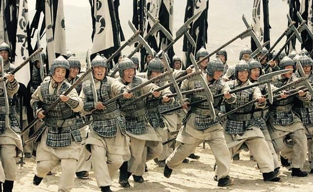 古代战场冲锋,排士兵受攻击为何还往前冲?原因有些意外