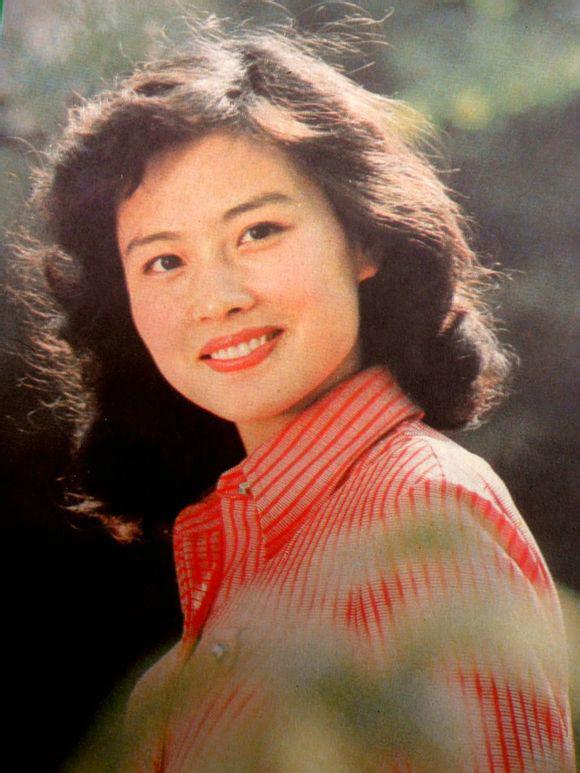 偶然下,杜志国与演员赵娜相识,并相恋,这位女演员年轻时与刘晓庆齐名