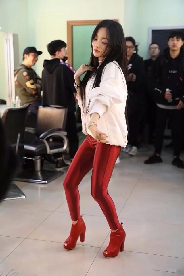 李小璐穿红色皮裤凹造型, 36岁辣妈太性感