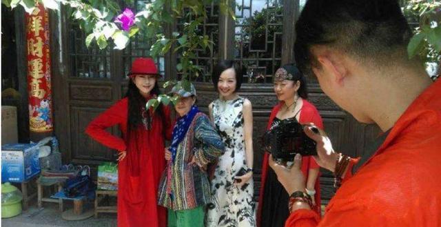 拼命爱美,坚持30年不吃晚饭的她,如今癌症进手术室都要化完妆!