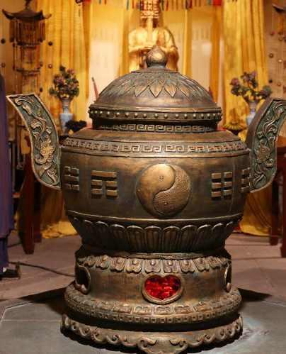 帝王贵族迷恋权力和金钱,不愿意老去,所以重金聘请道士为他们炼仙丹