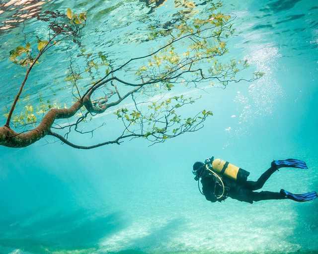 这个公园一年只出现三个月, 平时都沉在湖底
