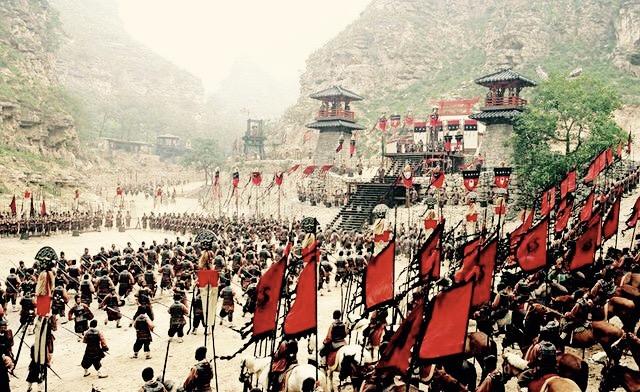 古代战场冲锋,第一排士兵最先受攻击为何还往前冲?原因有些意外