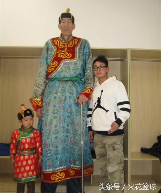 66岁巨人鲍喜顺和38岁娇妻现状:夫妻差68公分,不顾医生劝阻生子