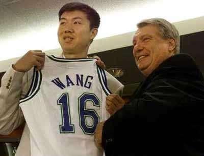 小编看过王治郅年轻时的比赛,却想不通他为何