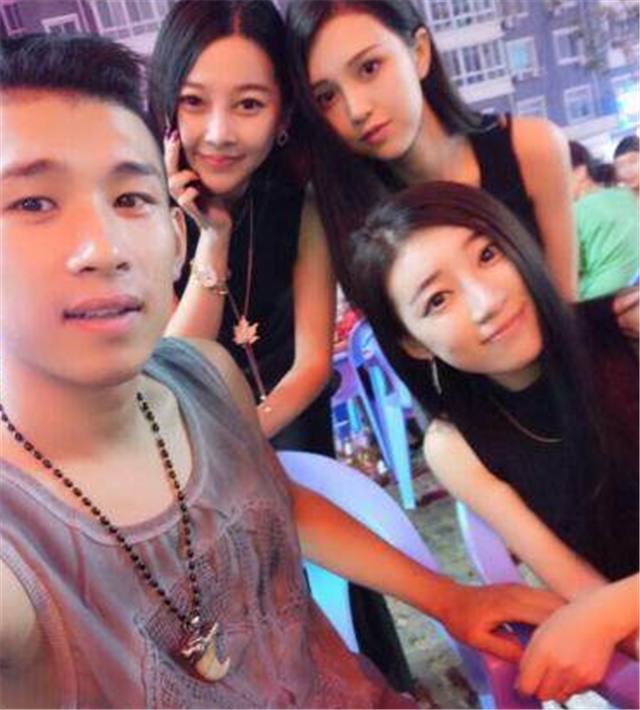 名气不输天佑,一个生日买800万豪车,另一个卖劳斯莱斯提奔驰!