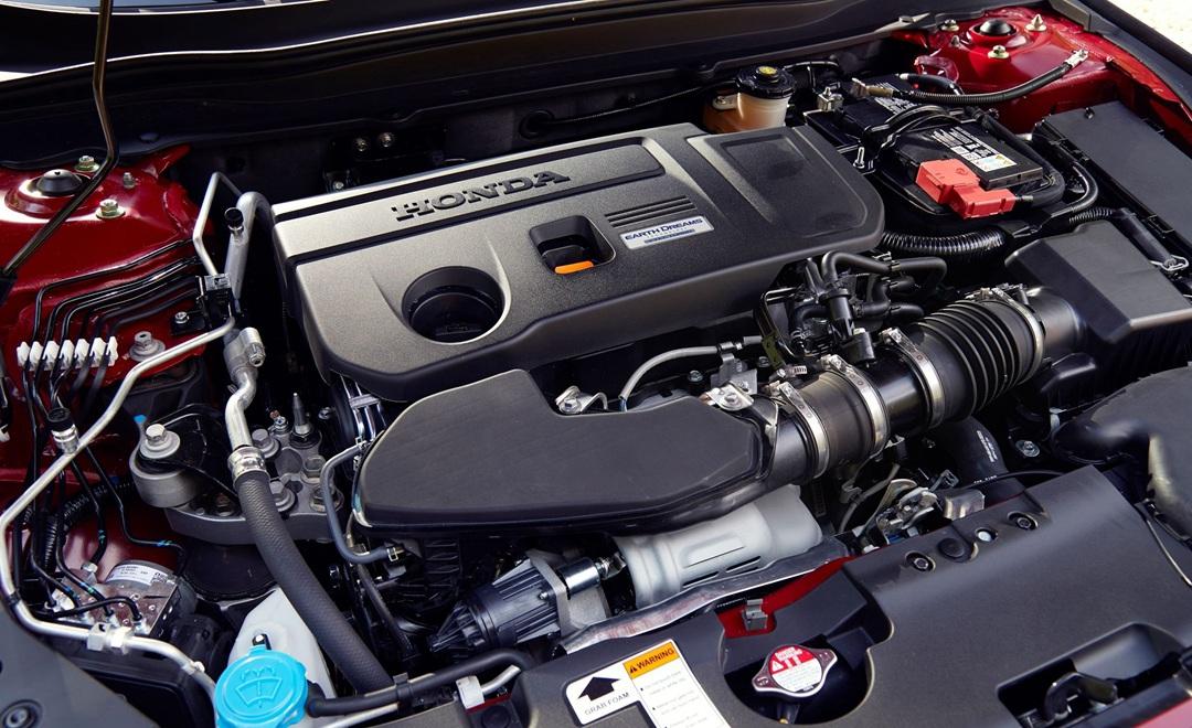 0t的雅阁驾驶起来非常的平顺安静,发动机显得非常精致,完全想象不到