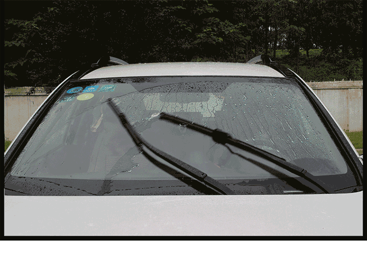 有一些广告小卡片还会卡住前挡风玻璃的雨刮器,导致下雨天是雨刮器