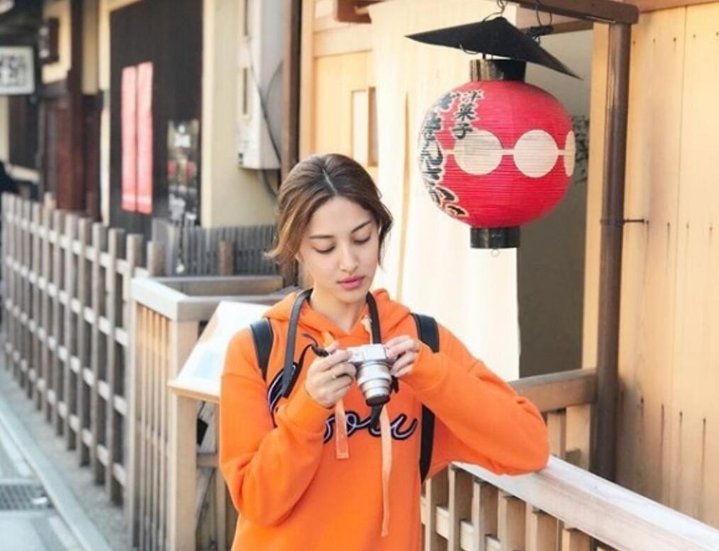 她是港姐冠军八爷现任女友, 被曝插队登机引乘客不满