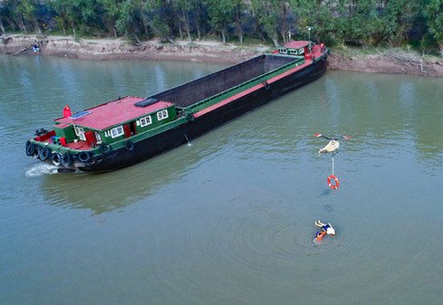 空投救生圈 内河水上救援演习启用"新武器"