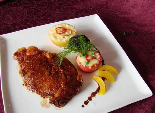 教你最简单的西餐牛排做法,在家也可以做烂漫的烛光晚餐