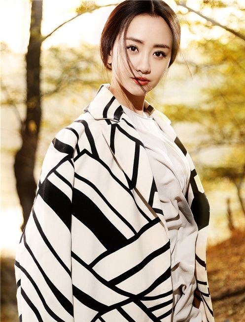 她演技在线却一直火不起来,现身机场格子大衣却引众人瞩目