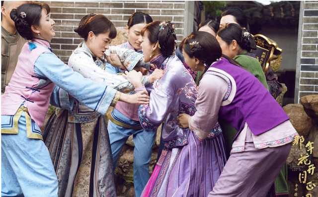 孙俪探望胡杏儿 手持红包给胡杏儿刚满月儿子