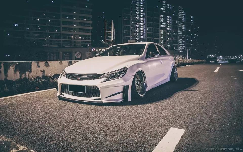 由这台白色锐志诠释