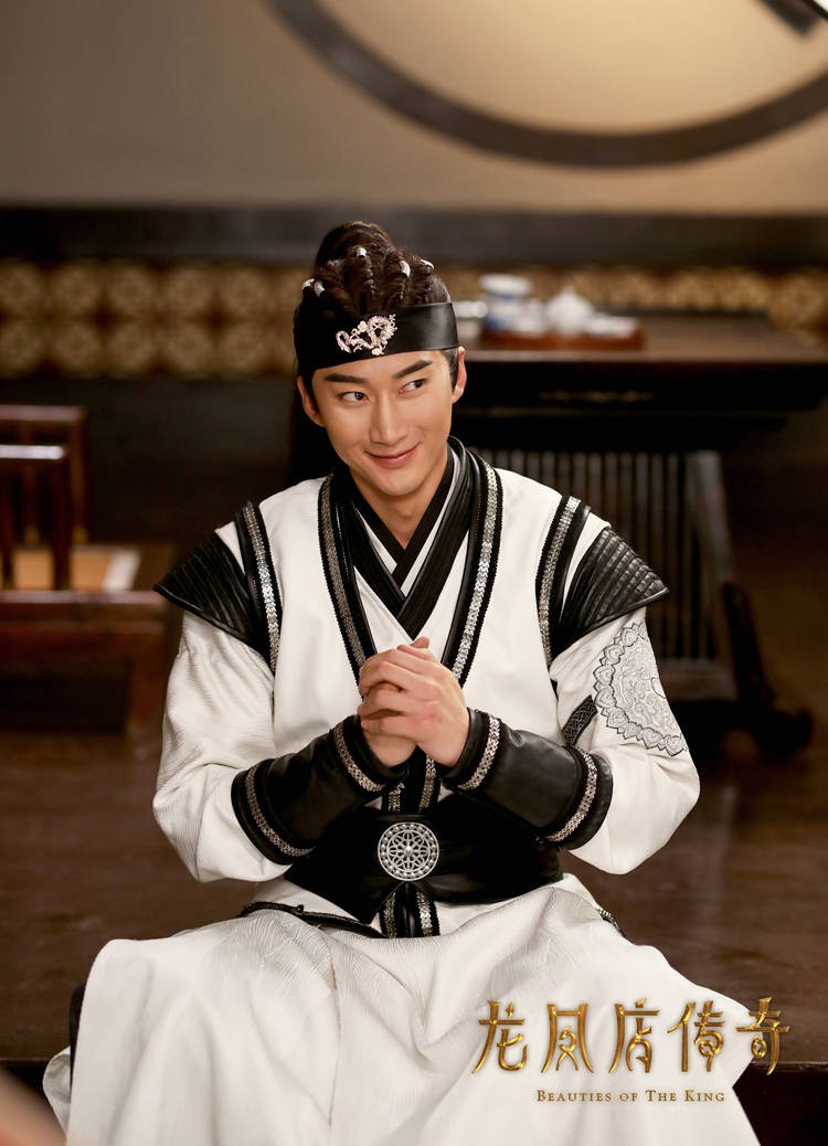 《龙凤店传奇》热播 宋铭宇狐狸眼造型魅惑力max