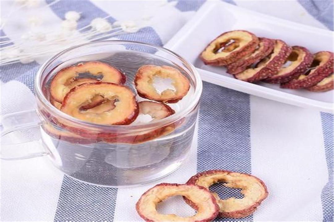 农村大爷天天用山楂片泡水喝,多年的老毛病居然好了