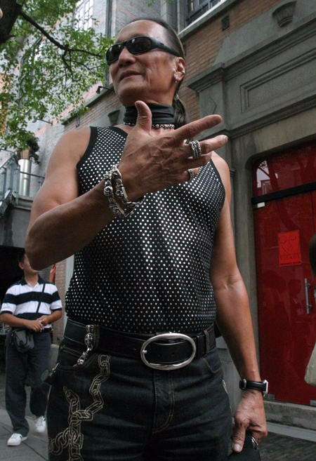 80岁谢贤宝刀未老 为何和女友亲热都戴着墨镜?